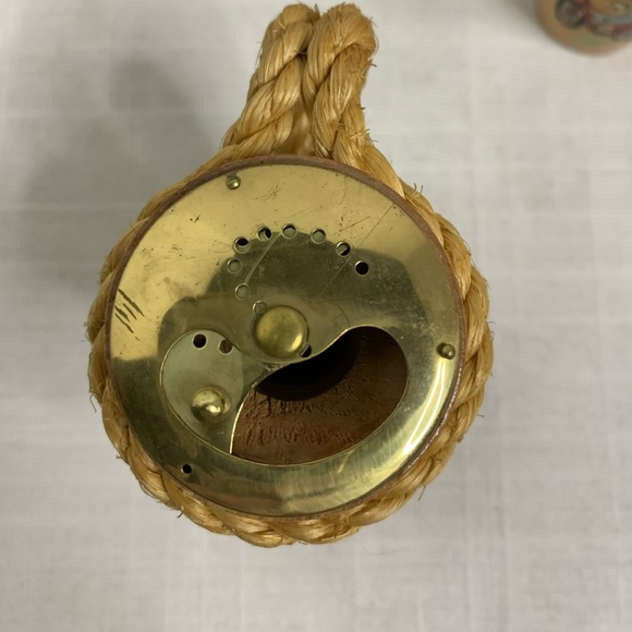 VINTAGE | Wood Salt and Pepper Shakers from the Bahamas. - Picture 6 of 13